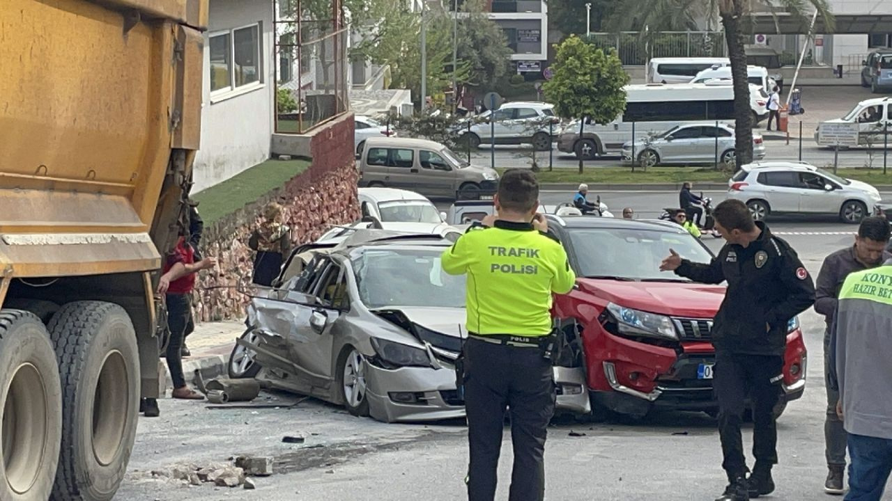 Antalya'da freni boşalan kamyon ortalığı savaş alanına çevirdi