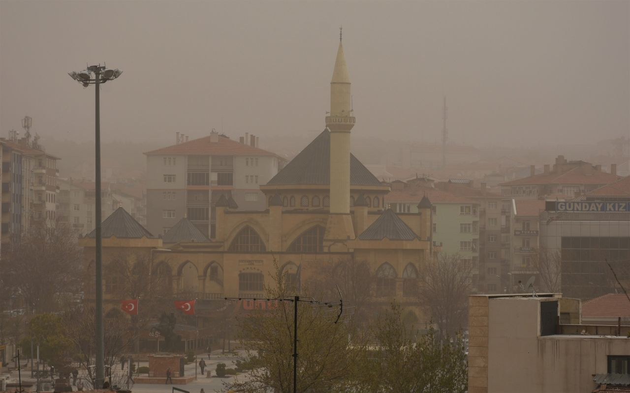 Çöl tozu şehirleri yıkıp geçiyor sıradışı meteoroloji olayı Aksaray, Adana, Mersin ve Nevşehir'i vurdu