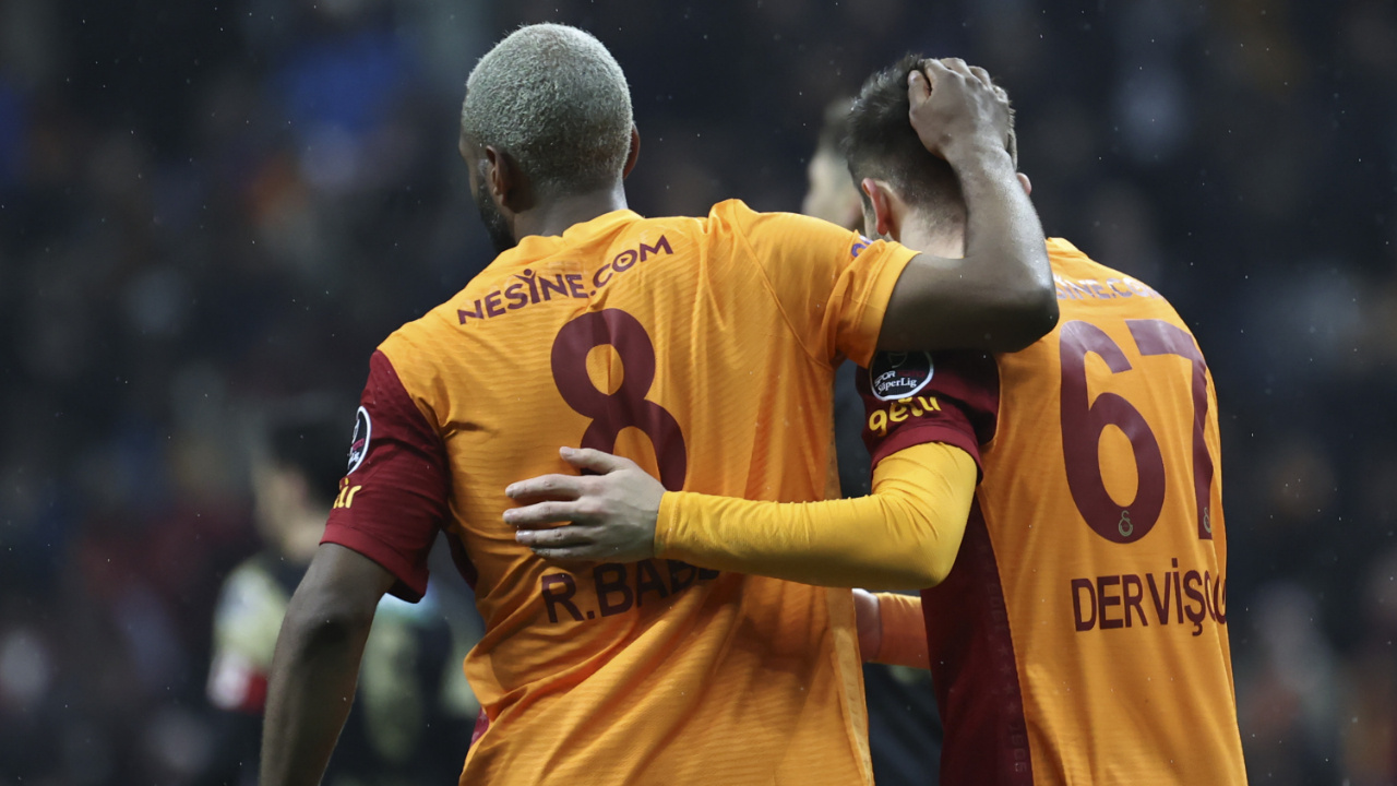 Galatasaray konuk ettiği Yeni Malatyaspor'u ikinci yarıda bulduğu gollerle 2-0 yendi