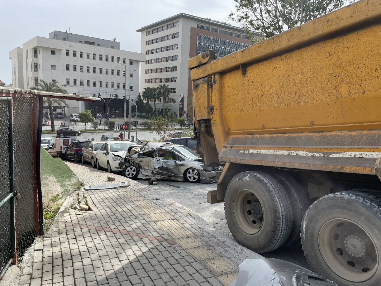 Antalya'da freni boşalan kamyon ortalığı savaş alanına çevirdi