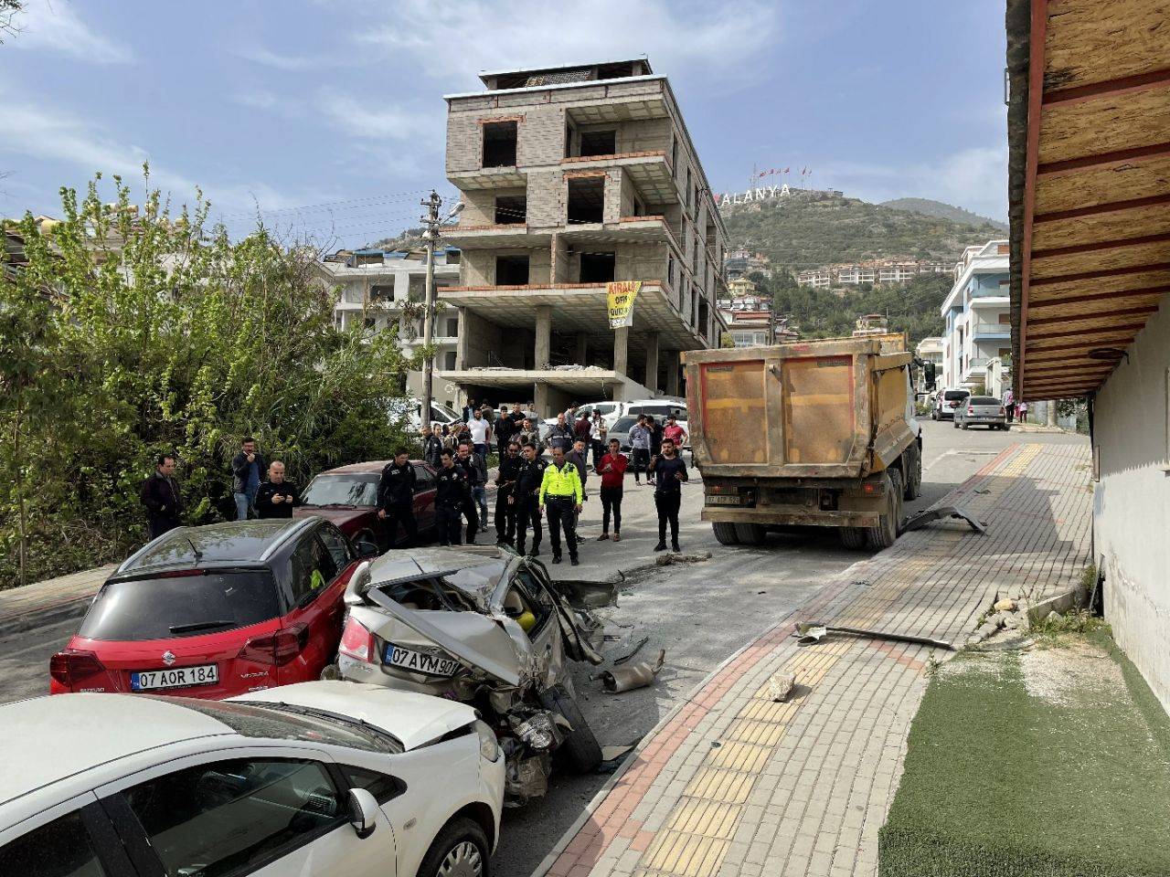 Antalya'da freni boşalan kamyon ortalığı savaş alanına çevirdi