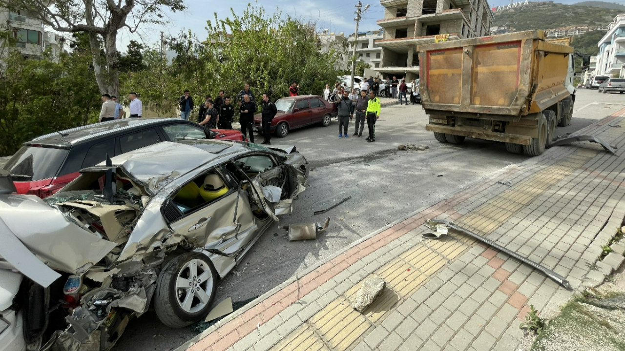 Antalya'da freni boşalan kamyon ortalığı savaş alanına çevirdi