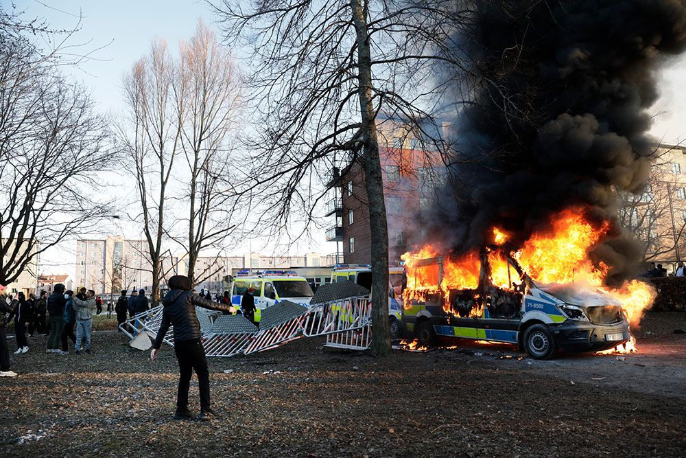 Polis korumasında Kur'an-ı Kerim yakılan İsveç 3 gündür savaş alanına dündü