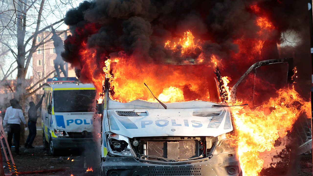 Polis korumasında Kur'an-ı Kerim yakılan İsveç 3 gündür savaş alanına dündü