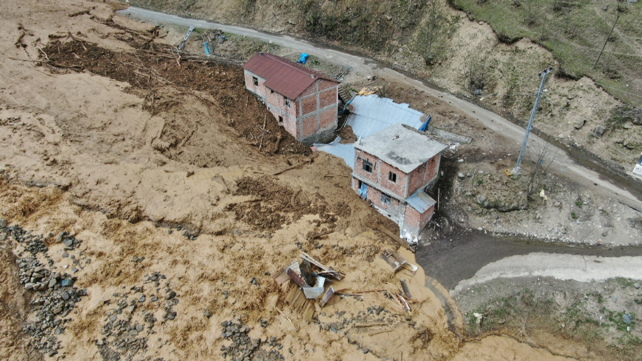 Trabzon'da felaket! Heyelan dere yatağındaki beş binayı yuttu