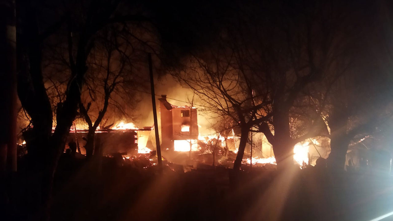Artvin’de yangın felaketi! Köy evinde başlayan yangın 6 evi kül etti 1 kişi öldü