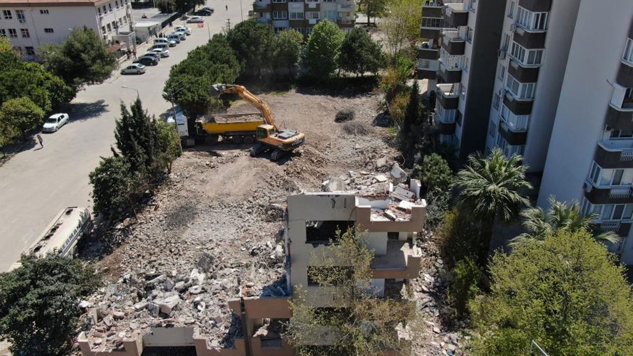 İzmir'de yıkım sürüyor 122 bina daha yıkılacak