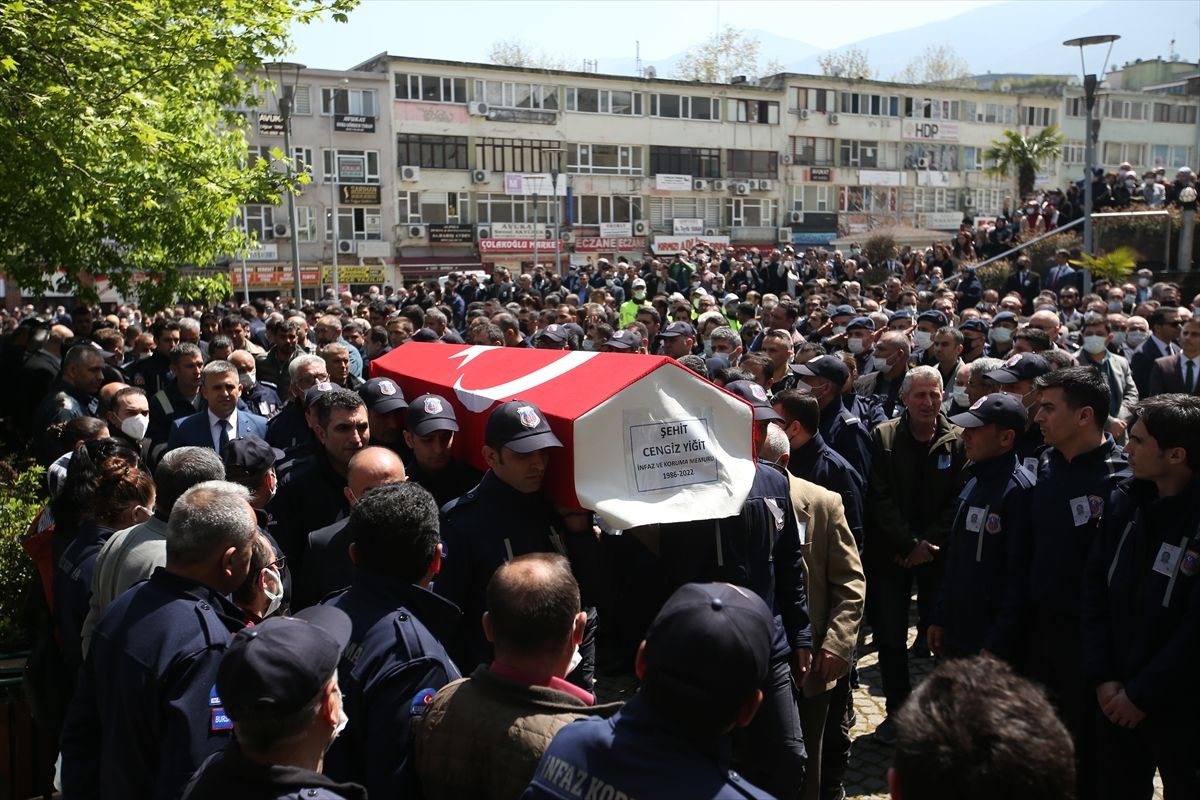 Tabutu 2 bakan omuzladı! Bursa'daki saldırıda şehit olan infaz koruma memuruna son veda: Gözyaşları sel oldu