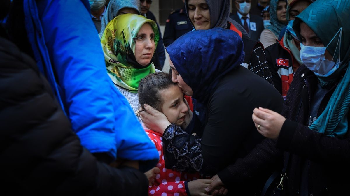 Tabutu 2 bakan omuzladı! Bursa'daki saldırıda şehit olan infaz koruma memuruna son veda: Gözyaşları sel oldu