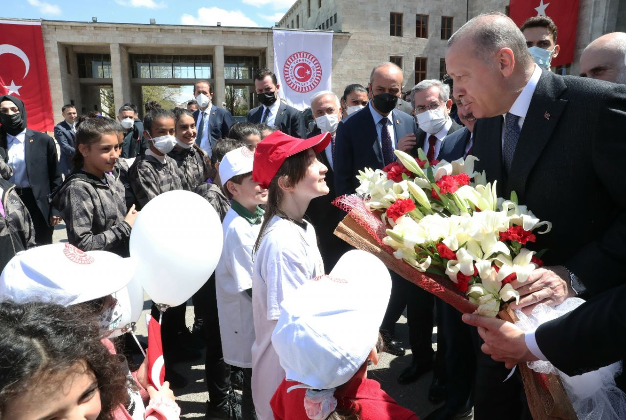Cumhurbaşkanı Erdoğan'ın küçük kızla sohbeti gülümsetti