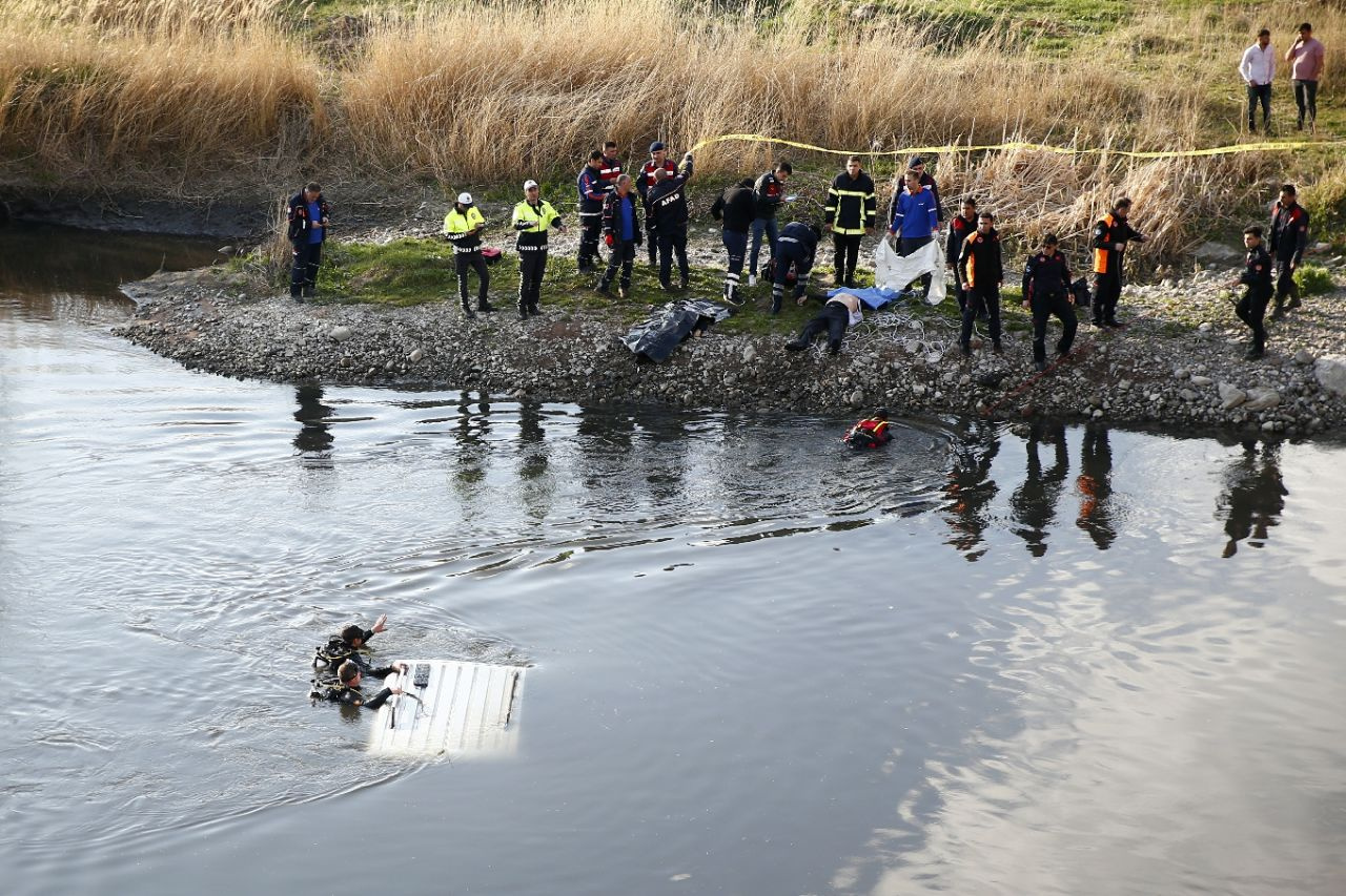 Kayseri'de feci kaza! Irmağa uçan araçtan karı kocanın cansız bedeni çıktı
