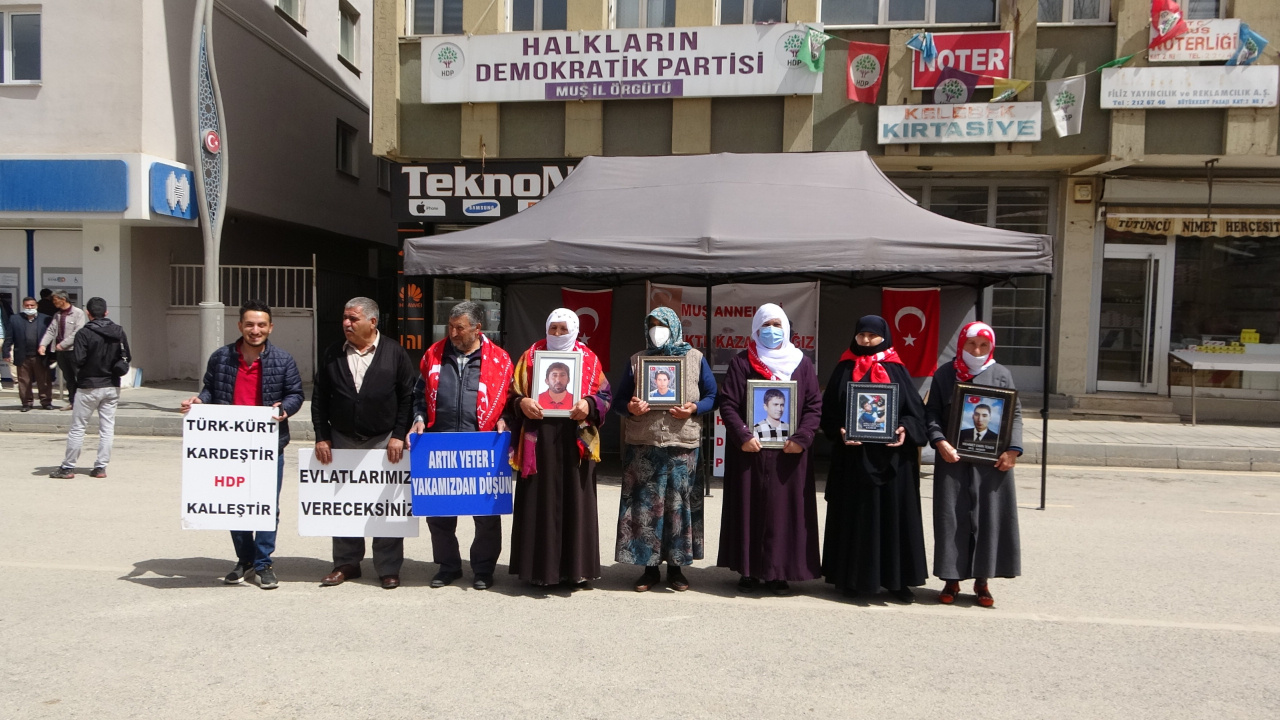 Muş'ta evlat nöbetine bir aile daha katıldı! 'HDP’nin kapatılmasını istiyoruz' deyip seslendiler