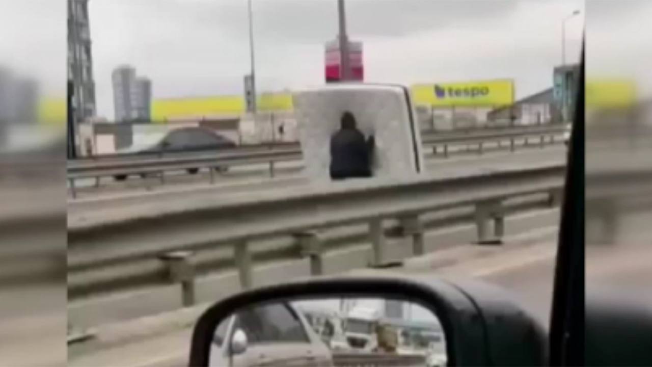 İstanbul trafiğinde akılalmaz yolculuk! Tehlikeli anlar kameraya yansıdı