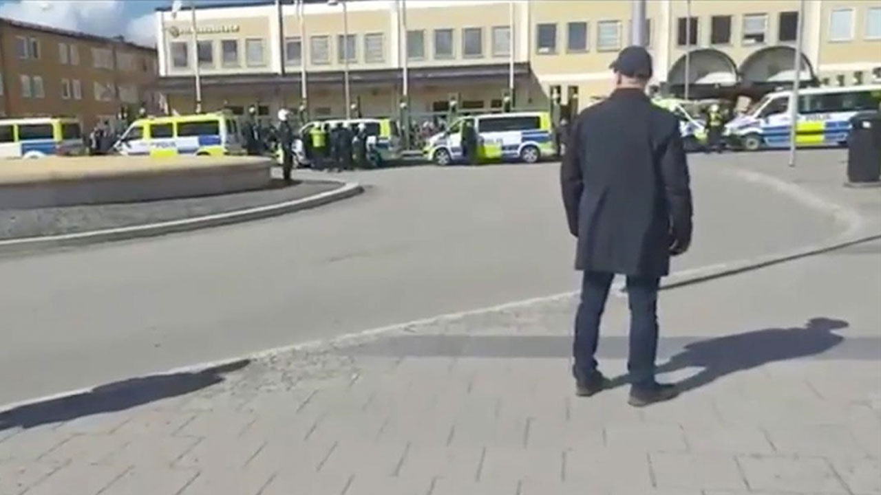 Kur'an yakan Danimarkalı siyasetçiye tepki gösteren muhabir işinden uzaklaştırıldı