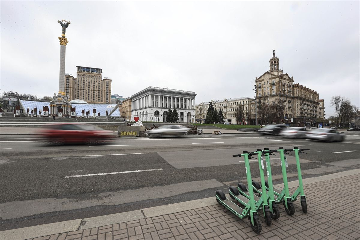 Savaş bitiyor umudu! Kiev'de barikatlar kaldırılıyor, hayat kademeli olarak normale dönüyor