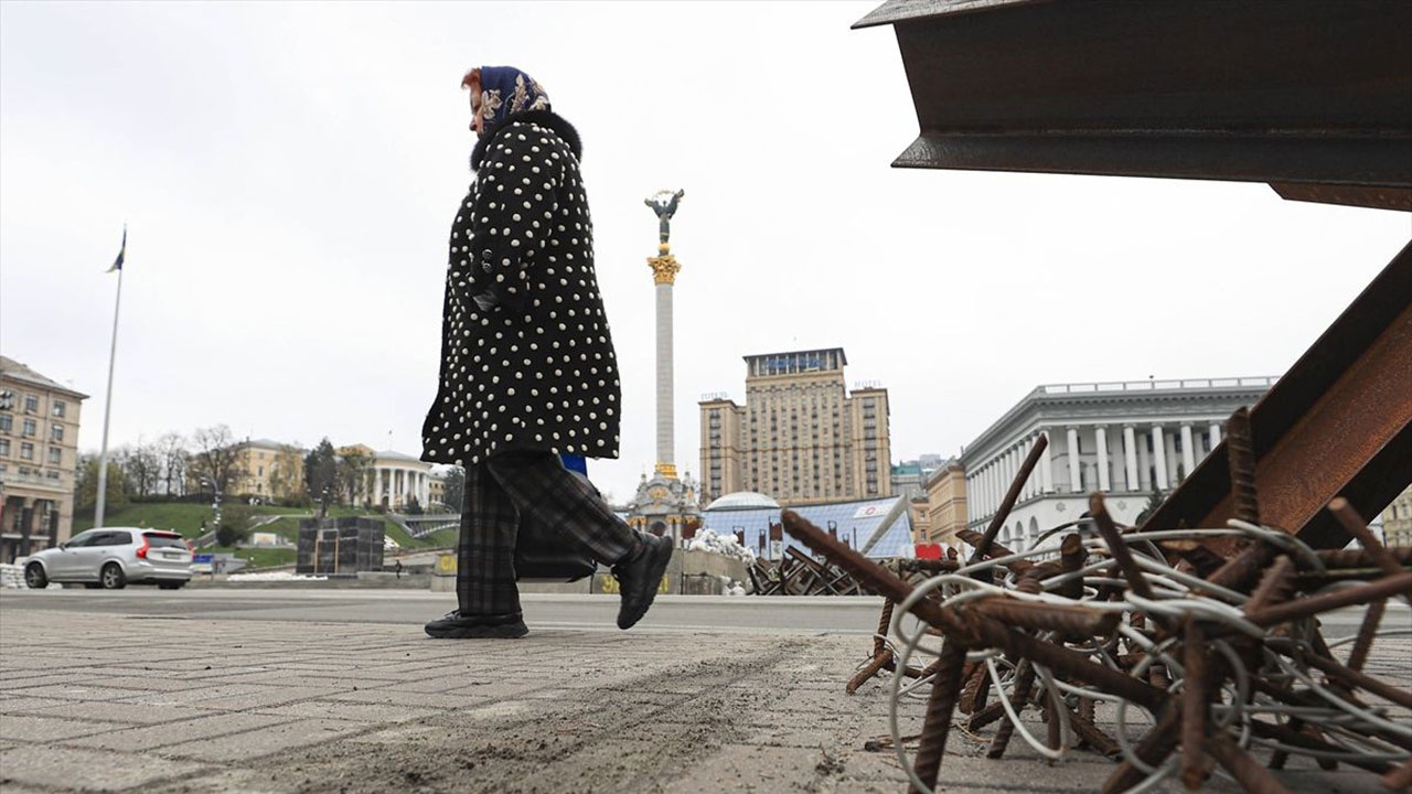 Savaş bitiyor umudu! Kiev'de barikatlar kaldırılıyor, hayat kademeli olarak normale dönüyor
