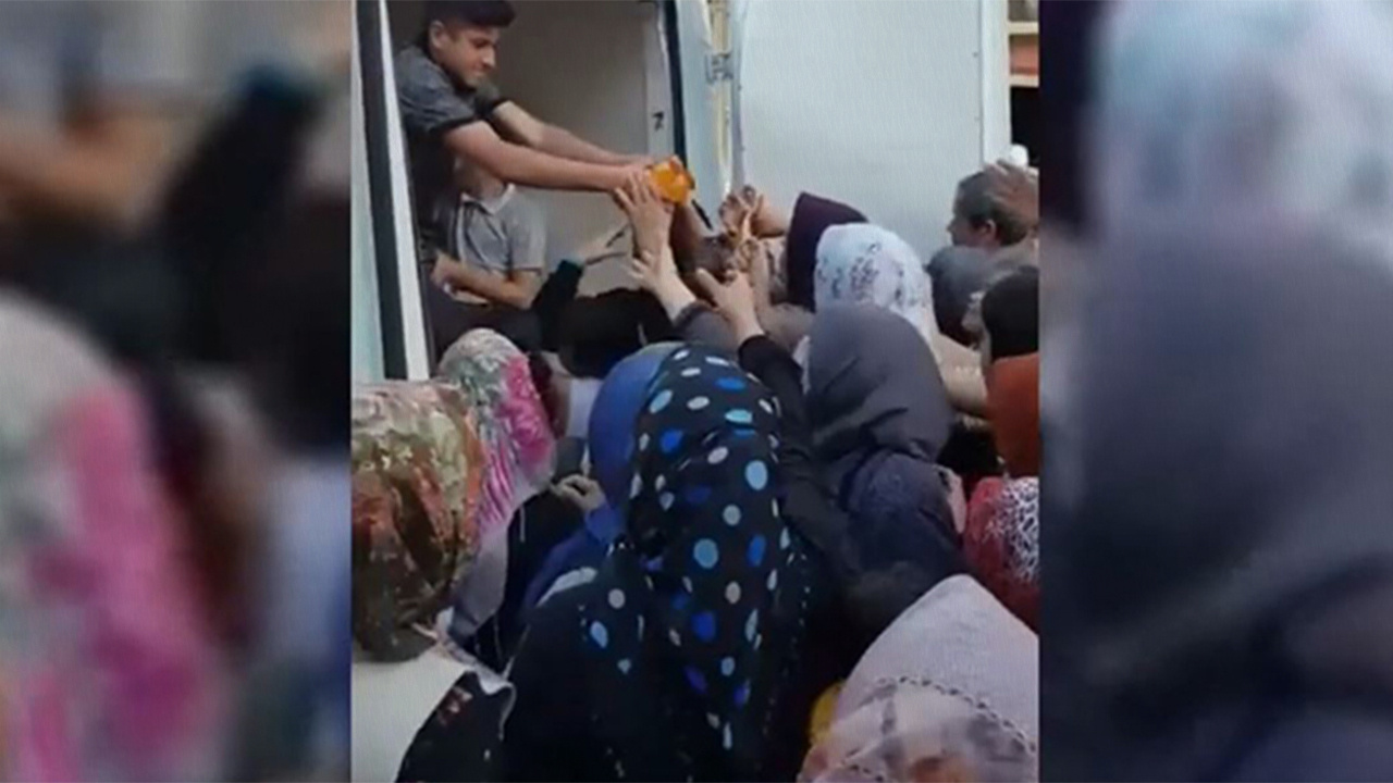 Gaziantep Büyükşehir Belediyesinin ekmek dağıtımında izdiham yaşandı