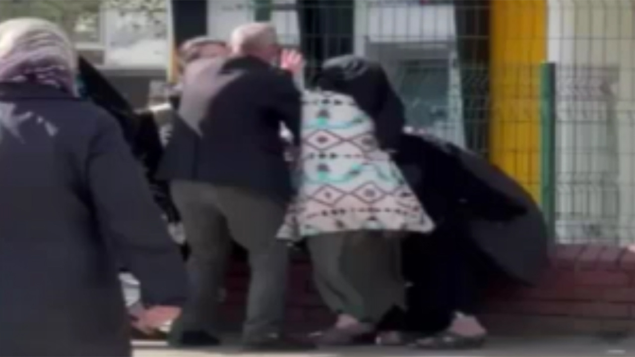 Bursa'da kadın dilenciler bölge kavgasında tekme ve tokat birbirine girdi