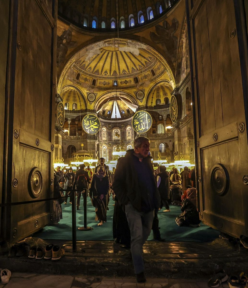 Ayasofya Camisi'nin kırılan kapısıyla ilgili yeni gelişme! İlber Ortaylı 'namus meselesi' demişti