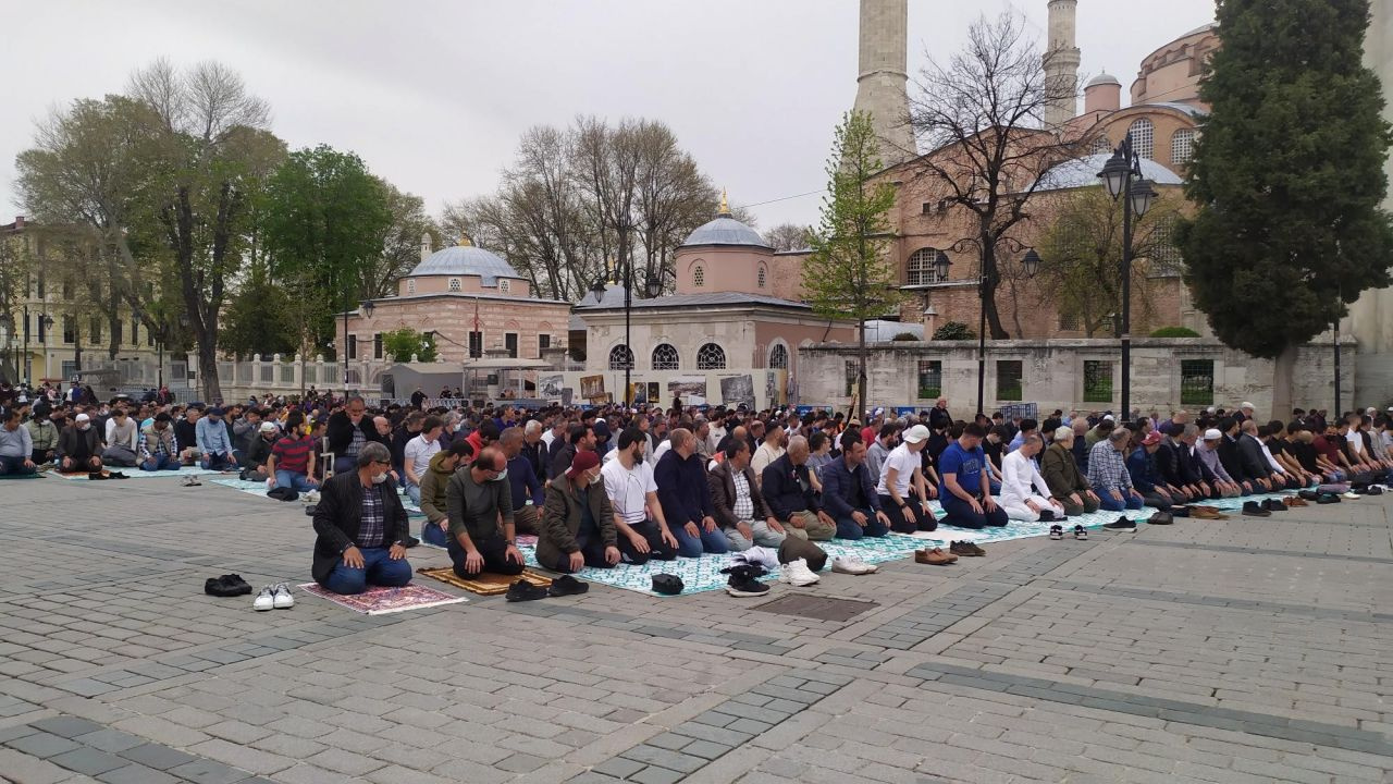 Ayasofya Camisi'nde bir ilk yaşandı: Cumayı Filistin'den bir isim kıldırdı