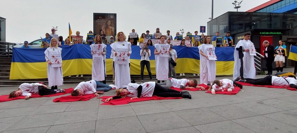 Ukraynalılardan İstanbul'da kefenli eylem! 'Daha önce hiç bu kadar utanmamıştım' deyip konuştu