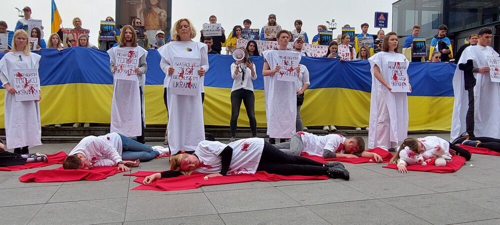 Ukraynalılardan İstanbul'da kefenli eylem! 'Daha önce hiç bu kadar utanmamıştım' deyip konuştu