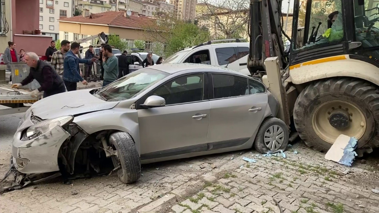 İstanbul Ümraniye'de iş makinesi yokuş aşağı kaydı! Ortalık savaş alanına döndü