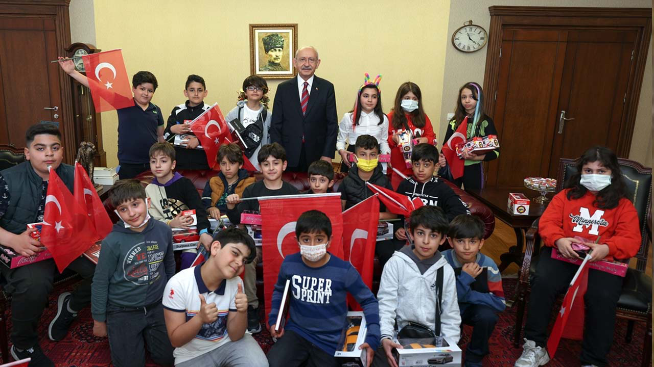 Kemal Kılıçdaroğlu 23 Nisan çocuklarıyla politika konuştu soru yağmuruna tuttular