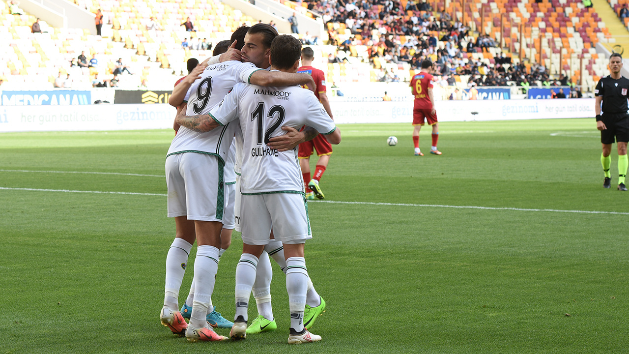 Yeni Malatyaspor'u deviren Konyaspor ikincilik iddiasını sürdürdü