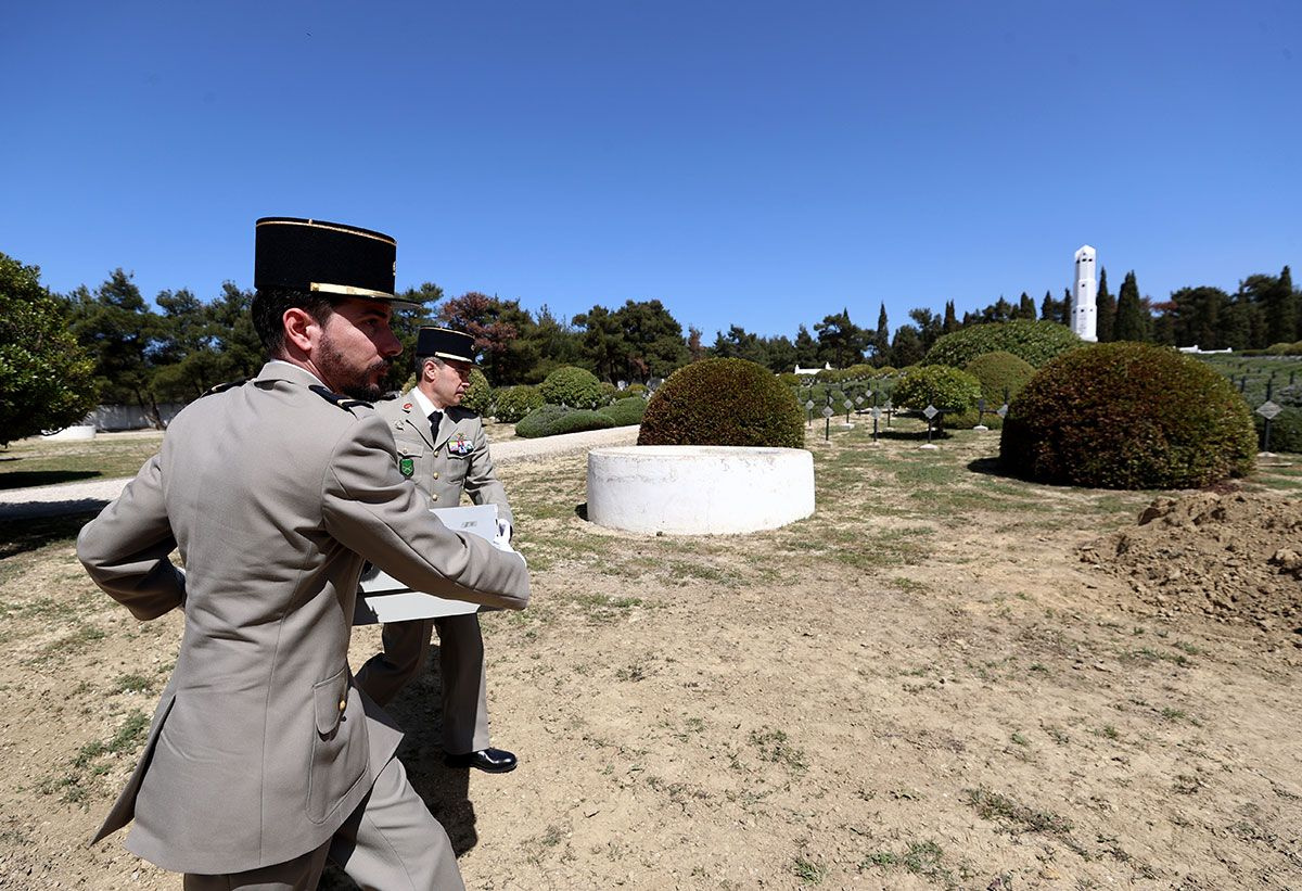 Çanakkale'de 107 yıl sonra bulunan 17 Fransız askere ait mezarlar taşındı!