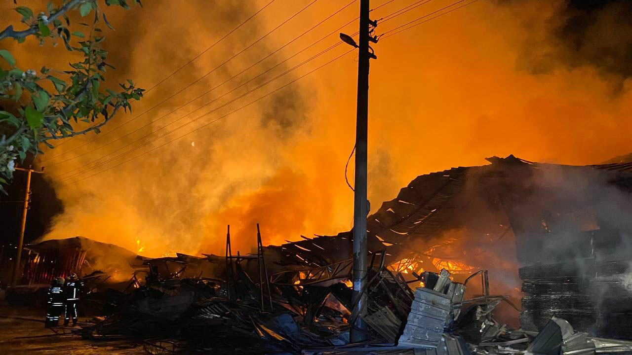 Yalova'da büyük yangın! Kereste fabrikası saatlerce söndürülemedi