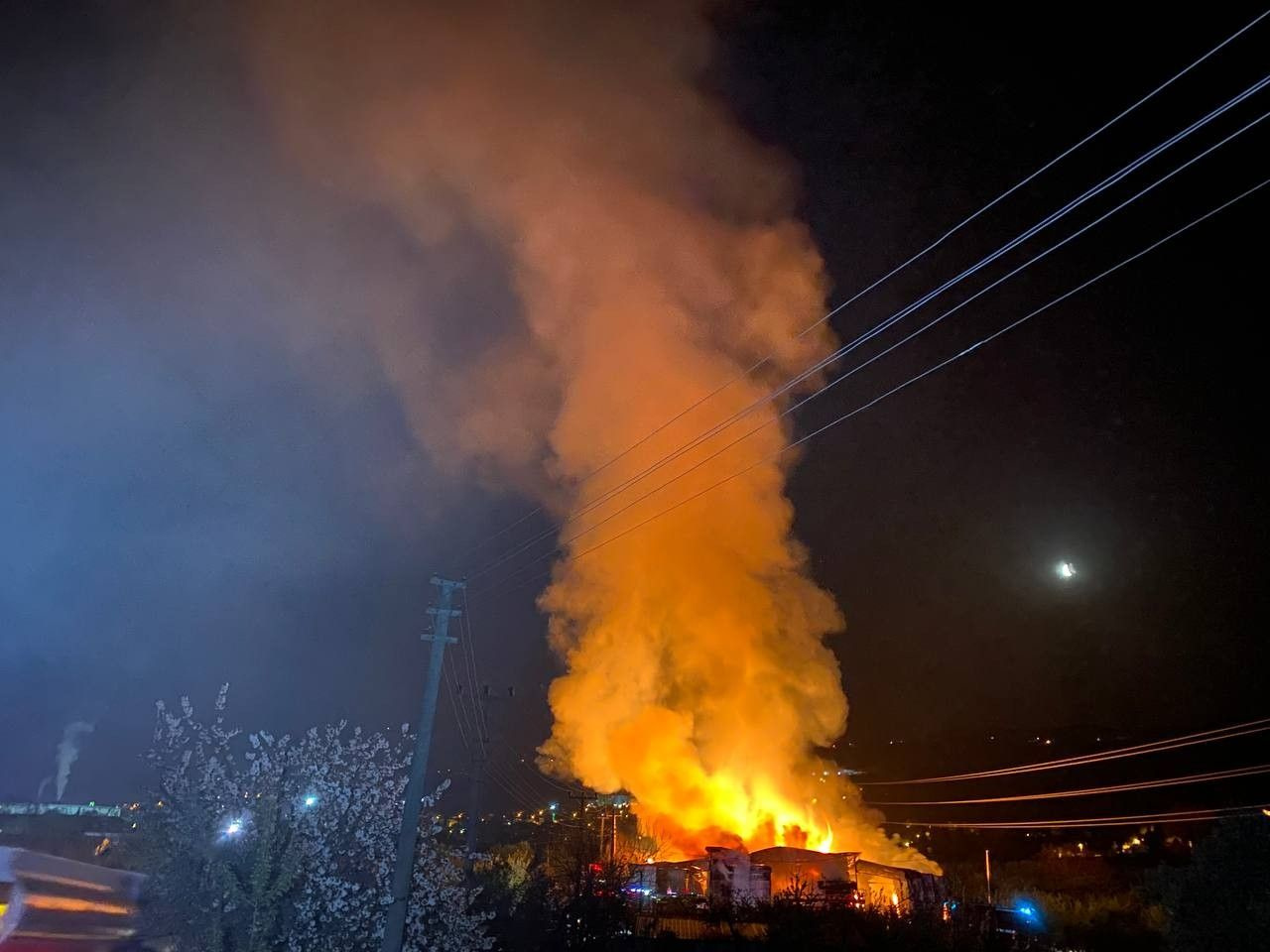 Yalova'da büyük yangın! Kereste fabrikası saatlerce söndürülemedi