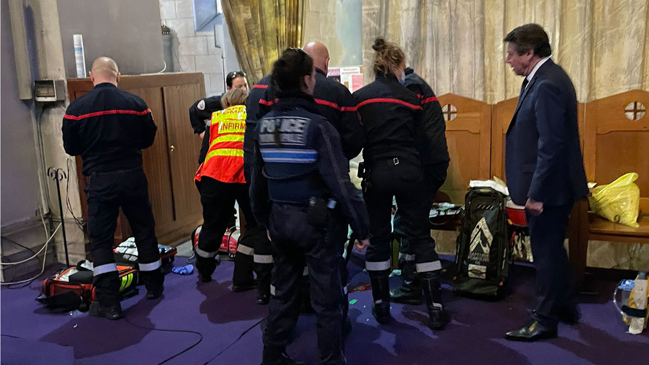 Fransa'da kiliseye bıçaklı saldırı dehşeti! Biri rahip 2 kişi yaralandı