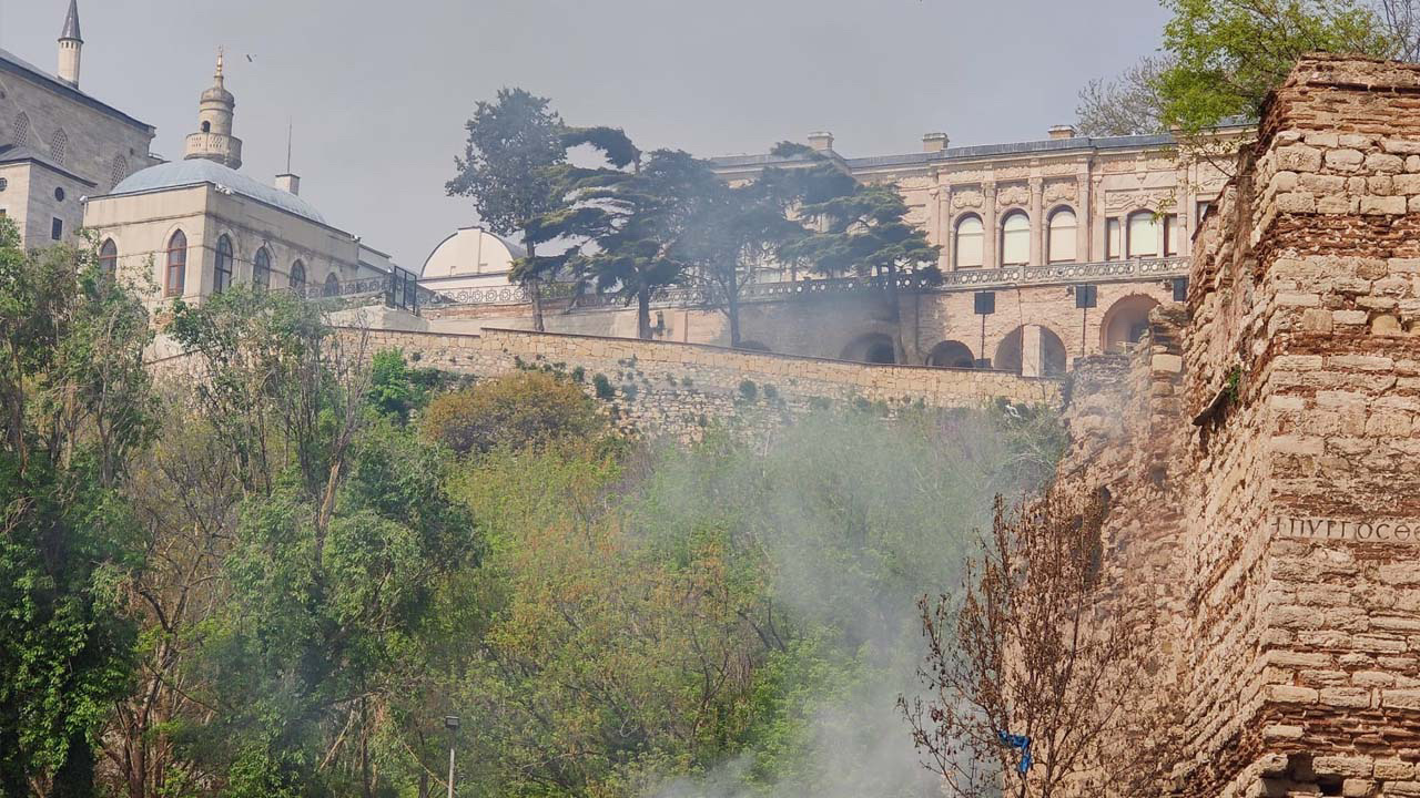 Topkapı Sarayı'nda yangın paniği konteynerler yandı