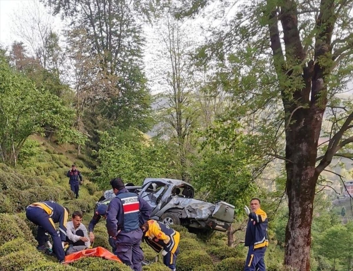 Artvin'de korkunç kaza! Çay bahçesine uçtu ölü ve yaralılar var