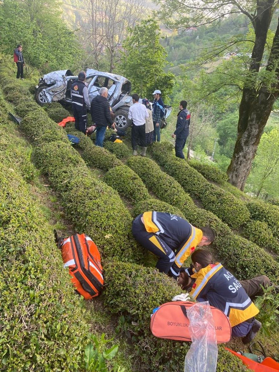 Artvin'de korkunç kaza! Çay bahçesine uçtu ölü ve yaralılar var