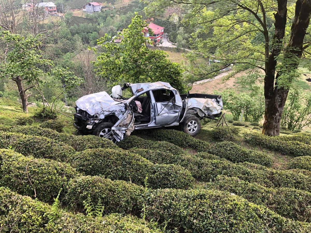 Artvin'de korkunç kaza! Çay bahçesine uçtu ölü ve yaralılar var