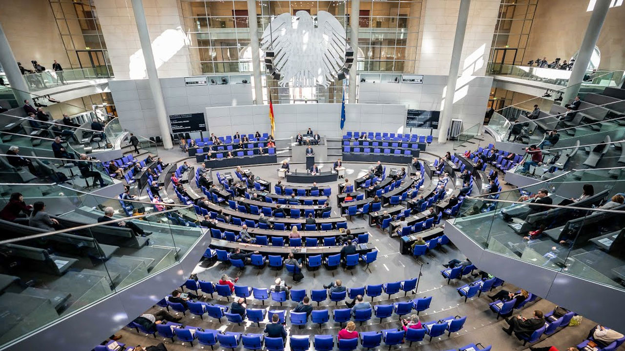 Rusya'nın öfkesini çekecek önerge Almanya Federal Meclisi'nde kabul edildi