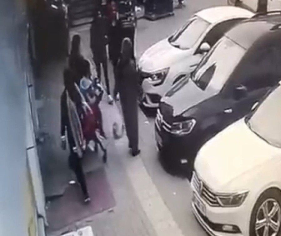 Market arabasından çanta çalan hırsızı esnaf yakaladı