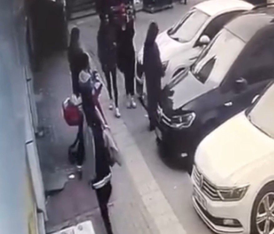 Market arabasından çanta çalan hırsızı esnaf yakaladı