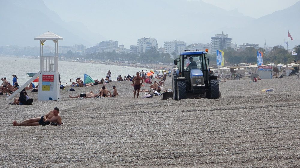 Dünyaca ünlü sahilde şaşkına çeviren görüntü! Turistler güneşlenirken tarla gibi sürüldü