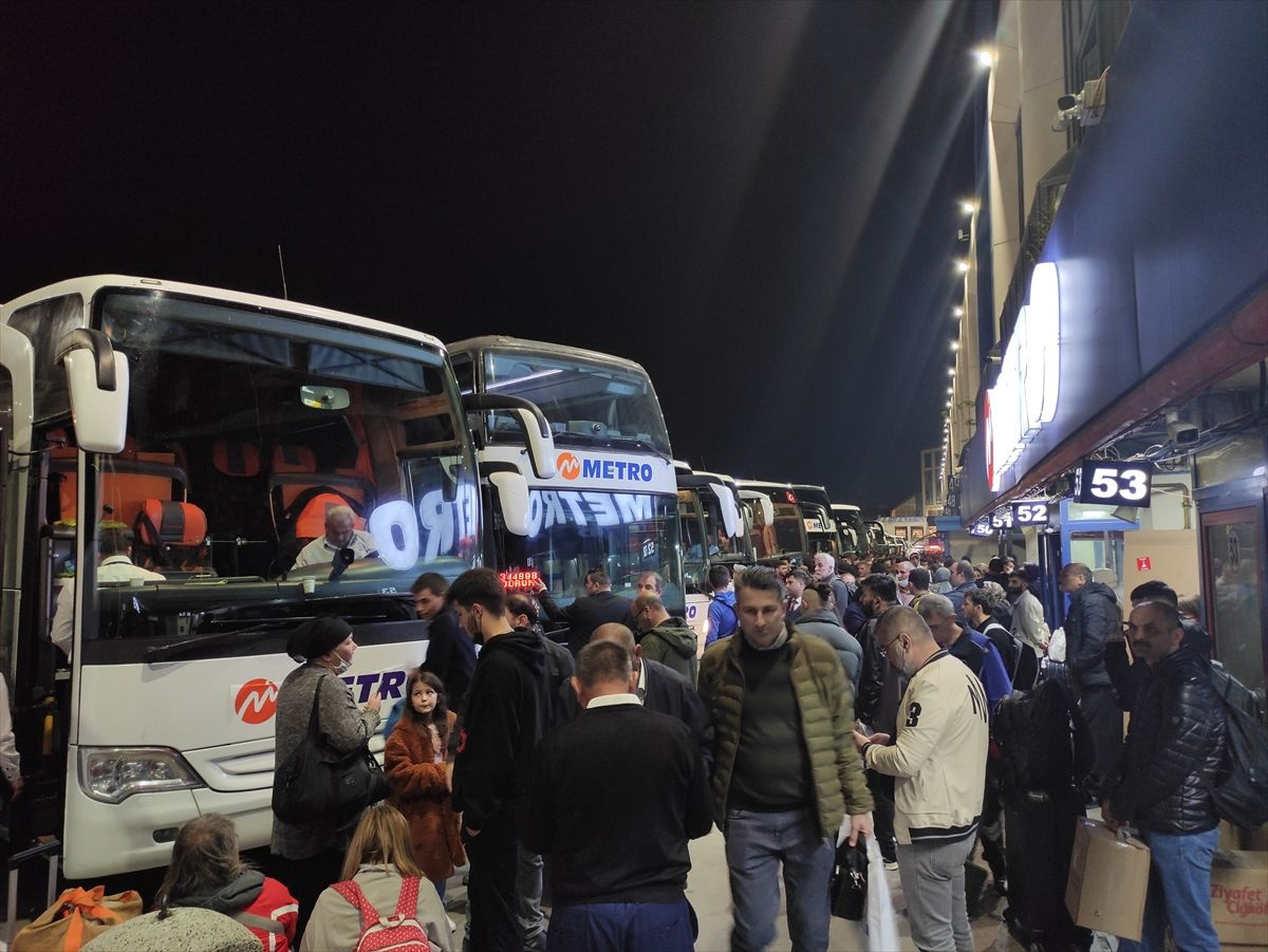 Biletler tükendi otobüsler doldu! 15 Temmuz Demokrasi Otogarı'nda bayram hareketliliği