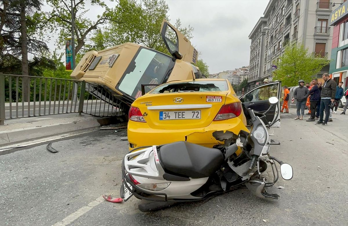 İstanbul'da feci kaza minibüs bariyeri aşarak taksiyle motosikletin üstüne çıktı