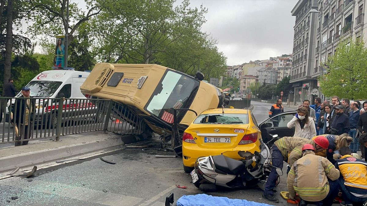 İstanbul'da feci kaza minibüs bariyeri aşarak taksiyle motosikletin üstüne çıktı