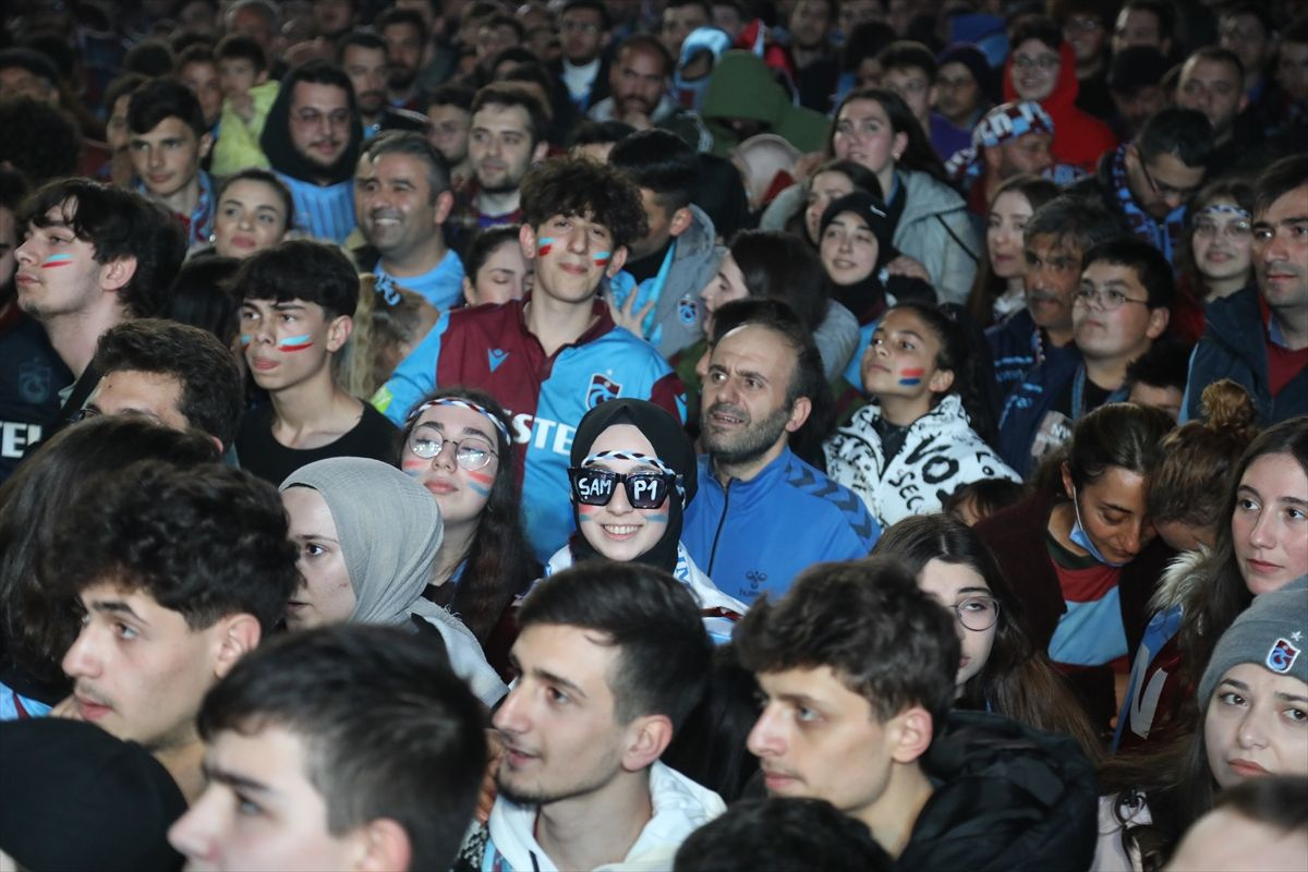 Trabzonspor taraftarı, Antalyaspor maçını meydanlarda izledi