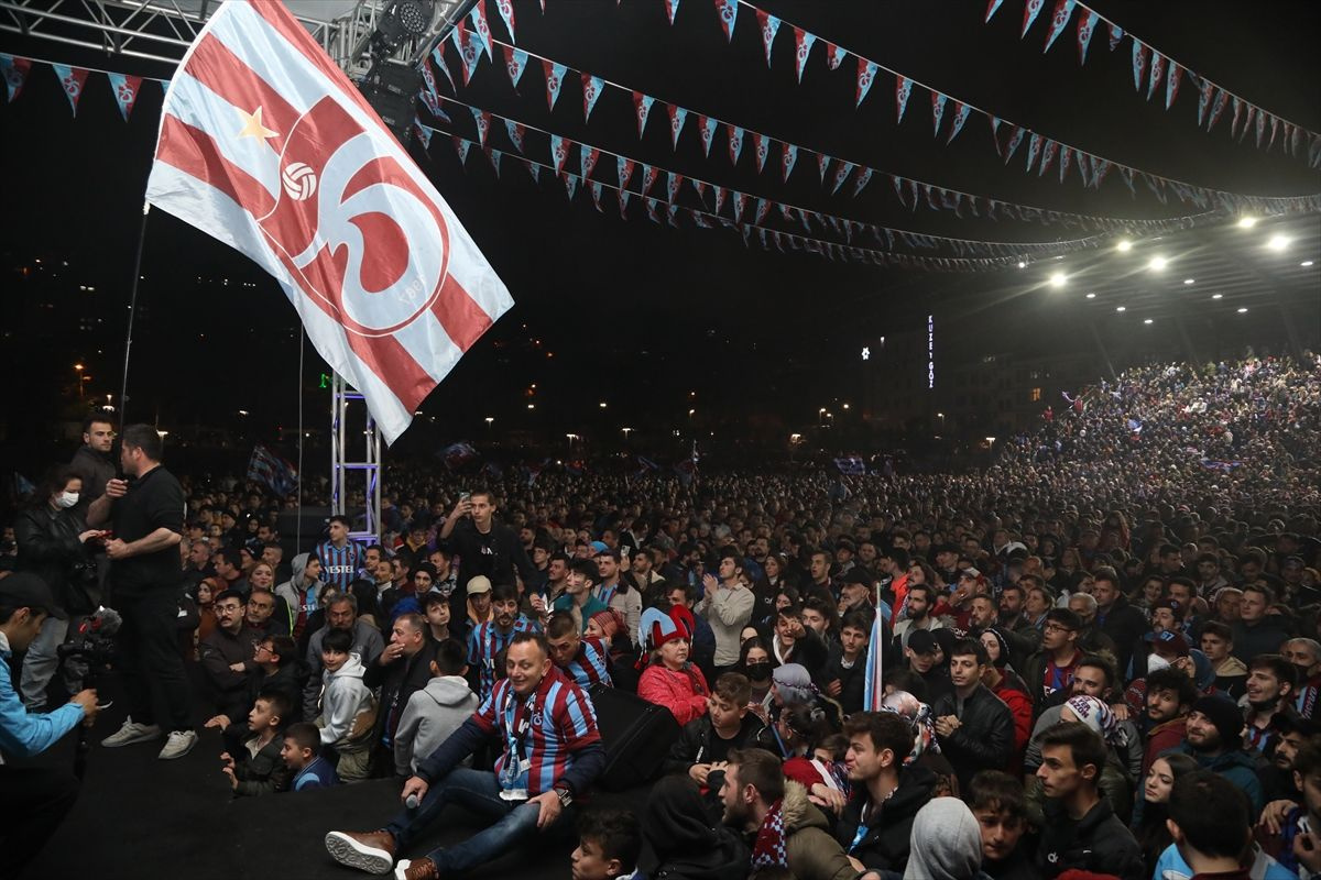Trabzonspor taraftarı, Antalyaspor maçını meydanlarda izledi