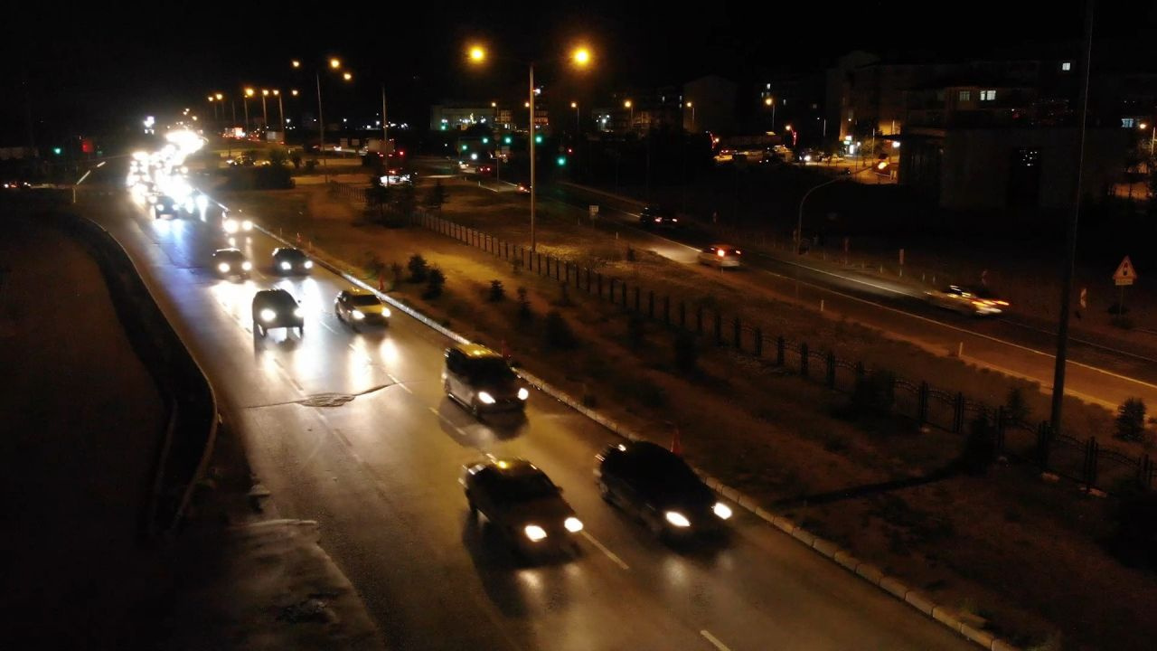 43 ilin geçiş güzergahı 'kilit kavşakta' son duruma bakın! Gece yarısına kadar sürdü