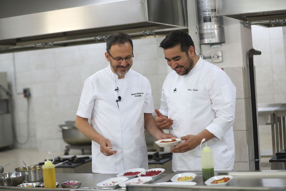 Gençlik ve Spor Bakanı Kasapoğlu şaşırttı! Mutfağa girdi iftar menüsü hazırladı