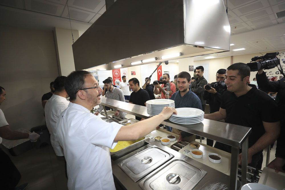 Gençlik ve Spor Bakanı Kasapoğlu şaşırttı! Mutfağa girdi iftar menüsü hazırladı