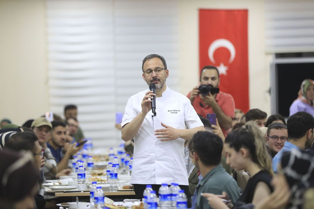 Gençlik ve Spor Bakanı Kasapoğlu şaşırttı! Mutfağa girdi iftar menüsü hazırladı